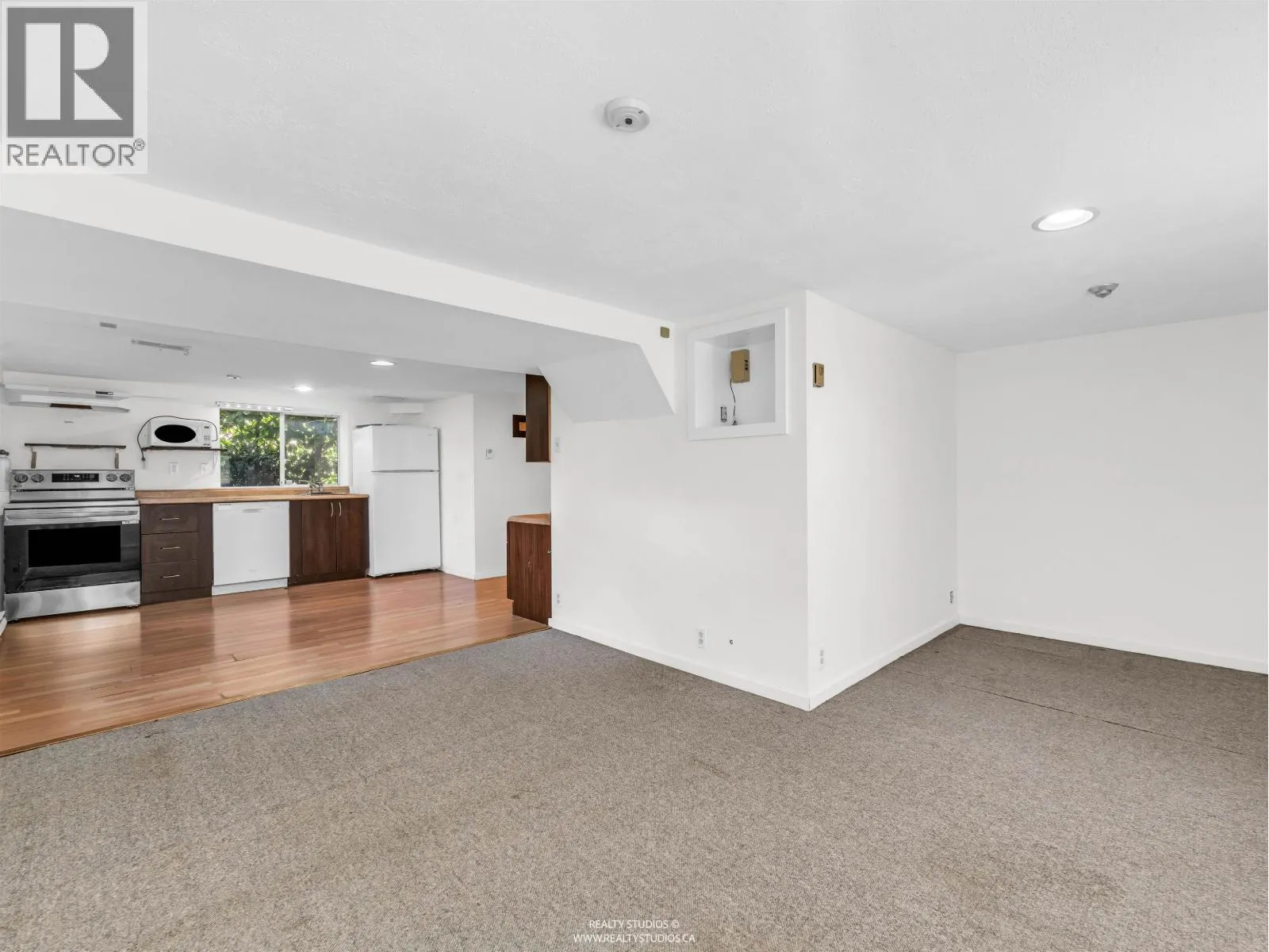 138 W KINGS ROAD
