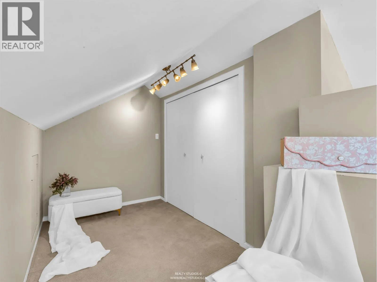 138 W KINGS ROAD