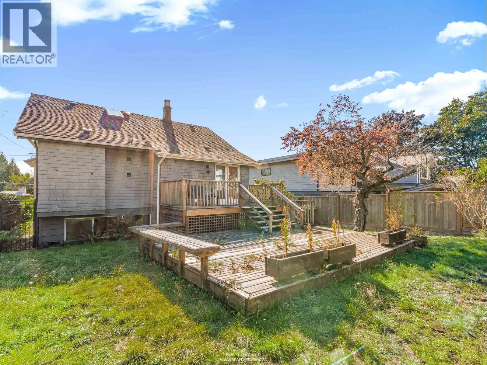 138 W KINGS ROAD