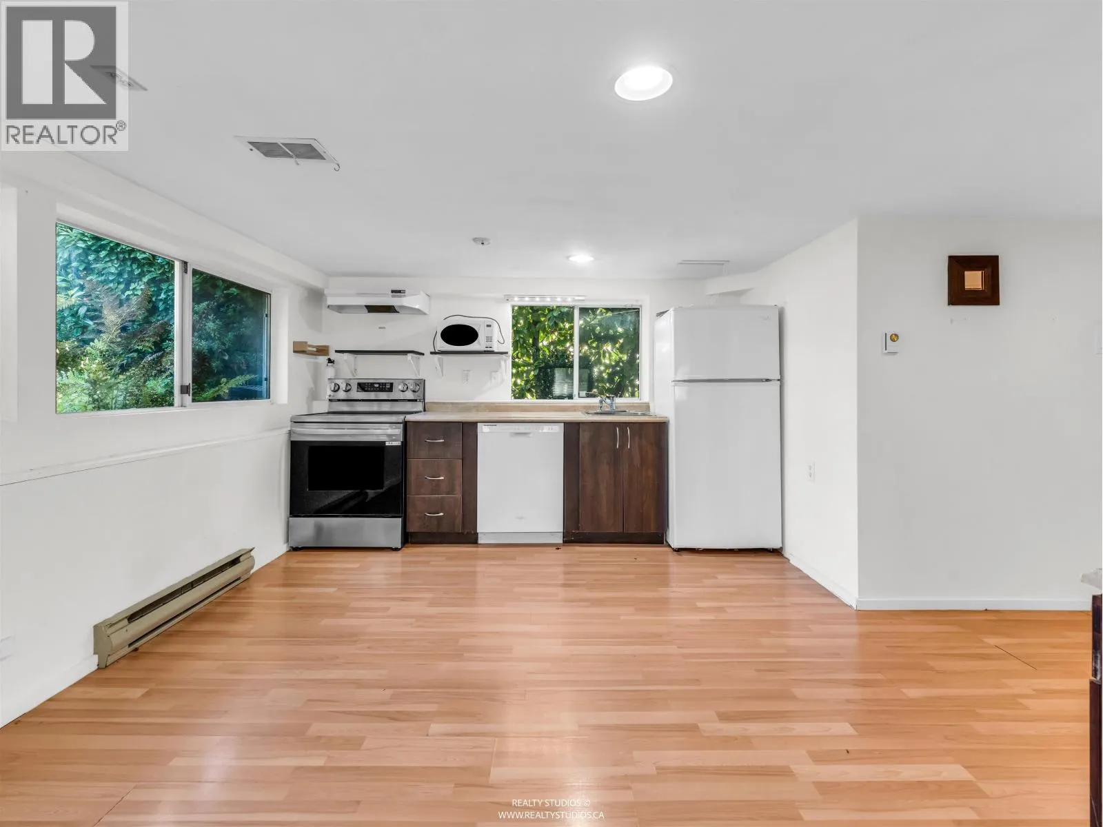 138 W KINGS ROAD