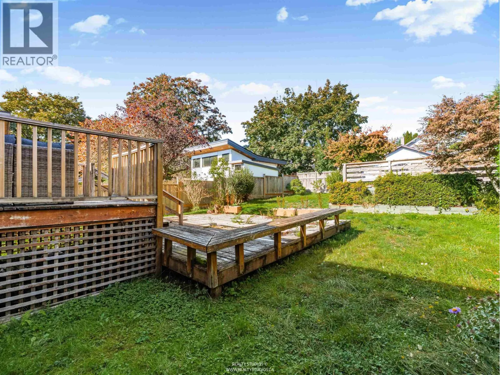 138 W KINGS ROAD