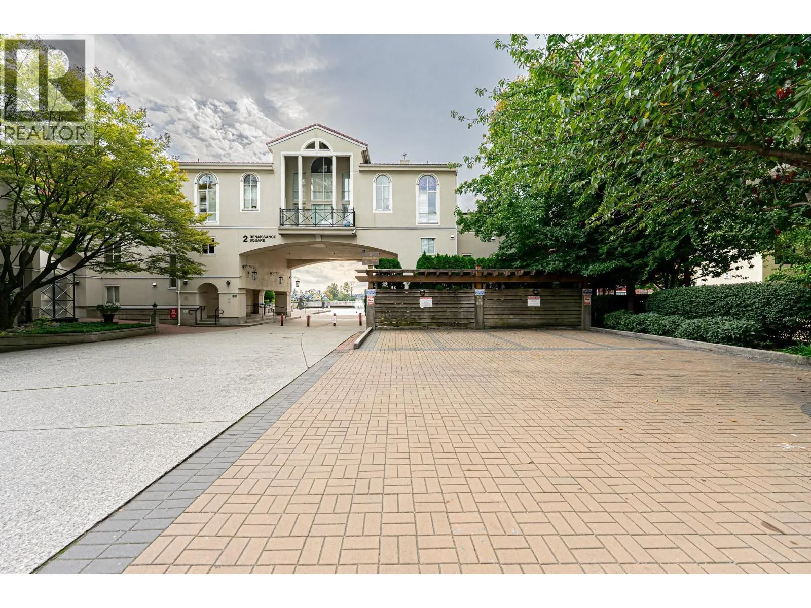 412 10 RENAISSANCE SQUARE