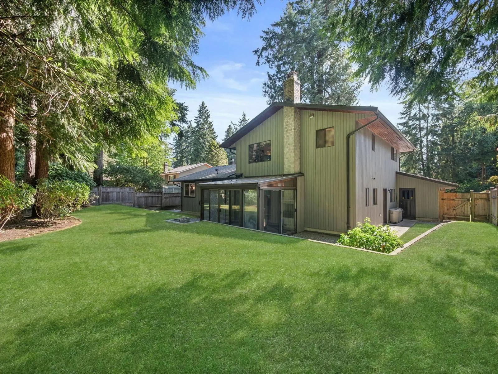 6823 SUSSEX CRESCENT