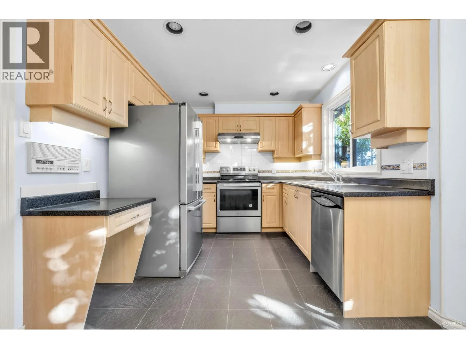 6 8151 GARDEN CITY ROAD