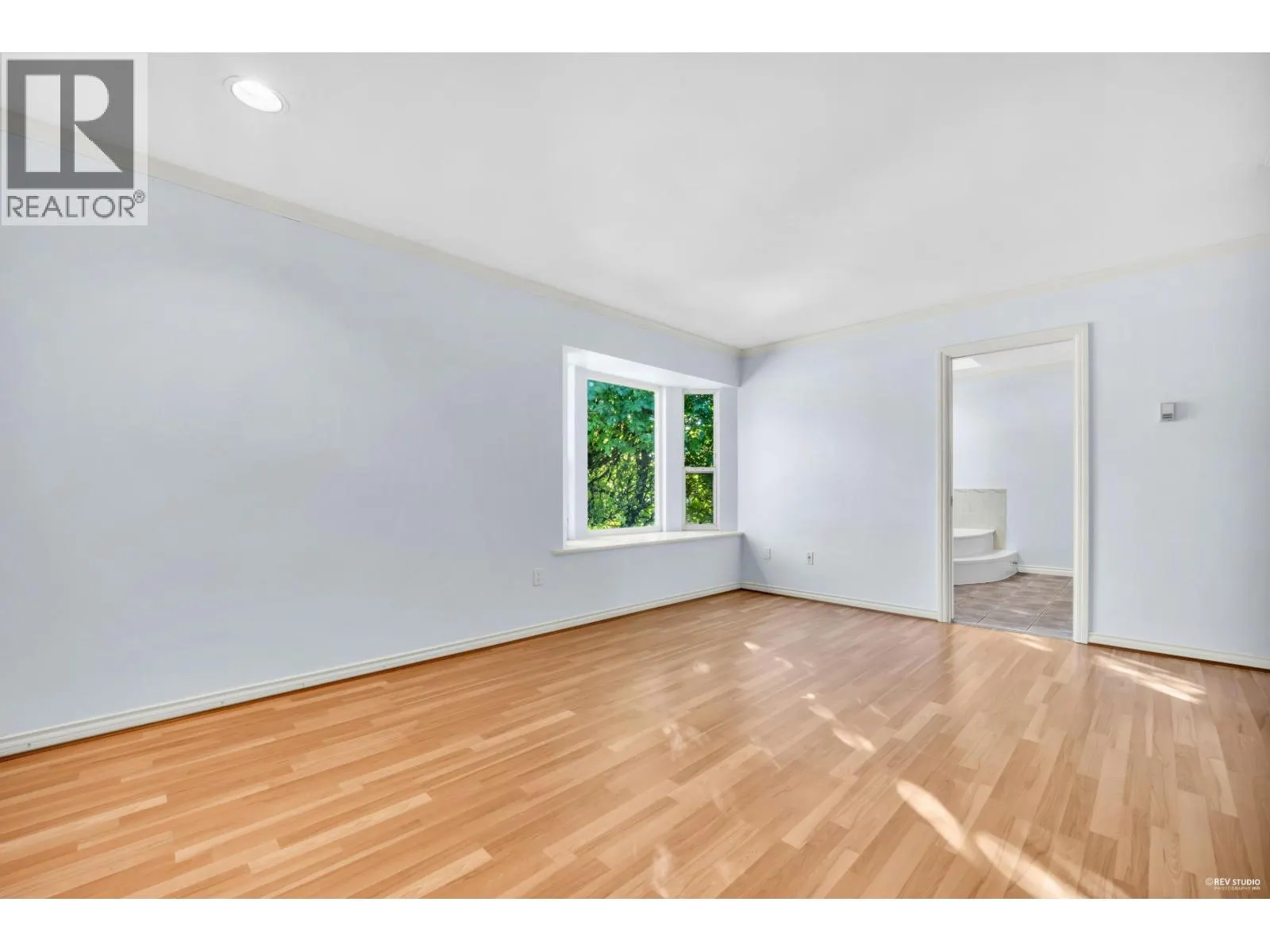6 8151 GARDEN CITY ROAD