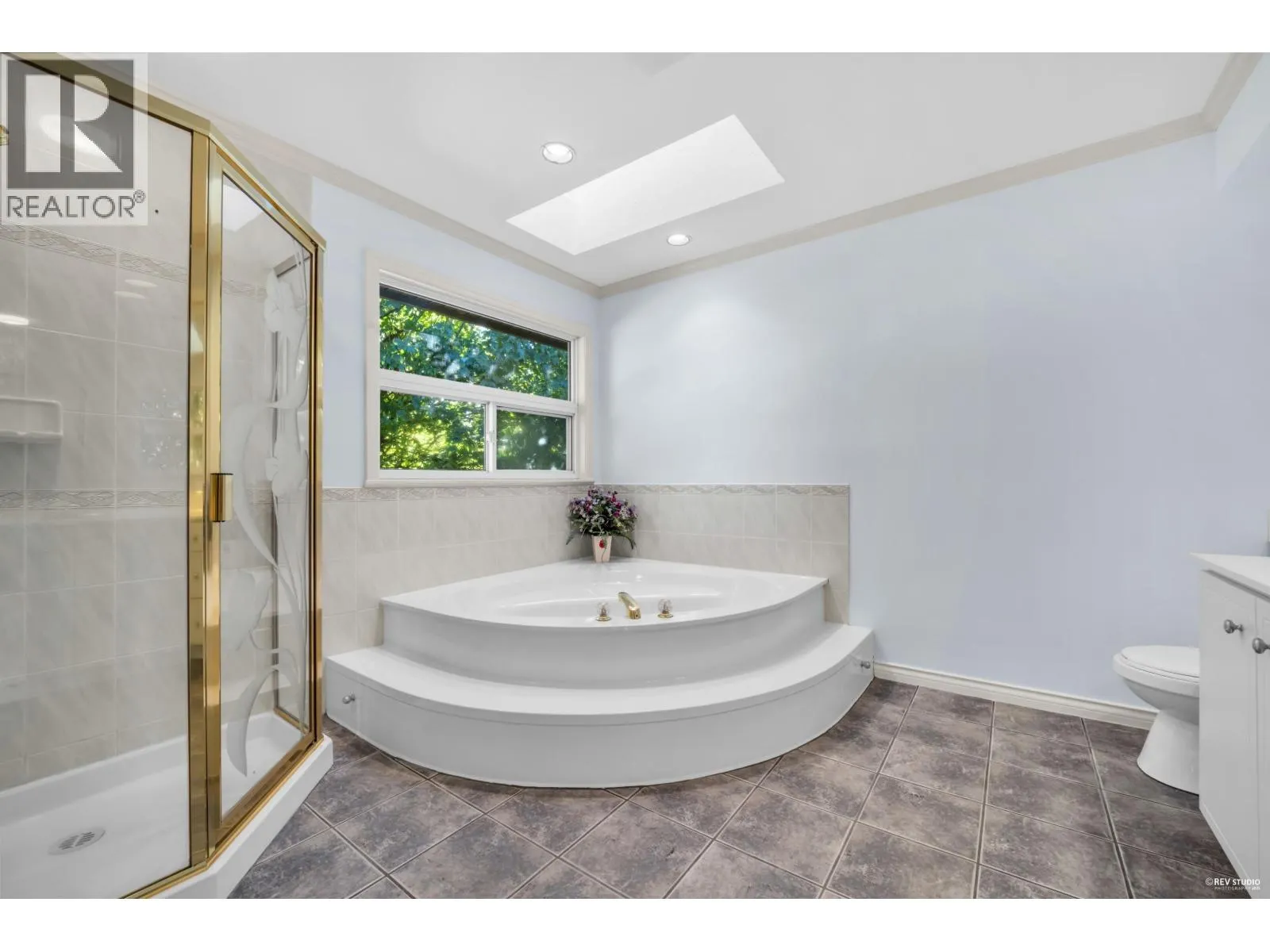 6 8151 GARDEN CITY ROAD