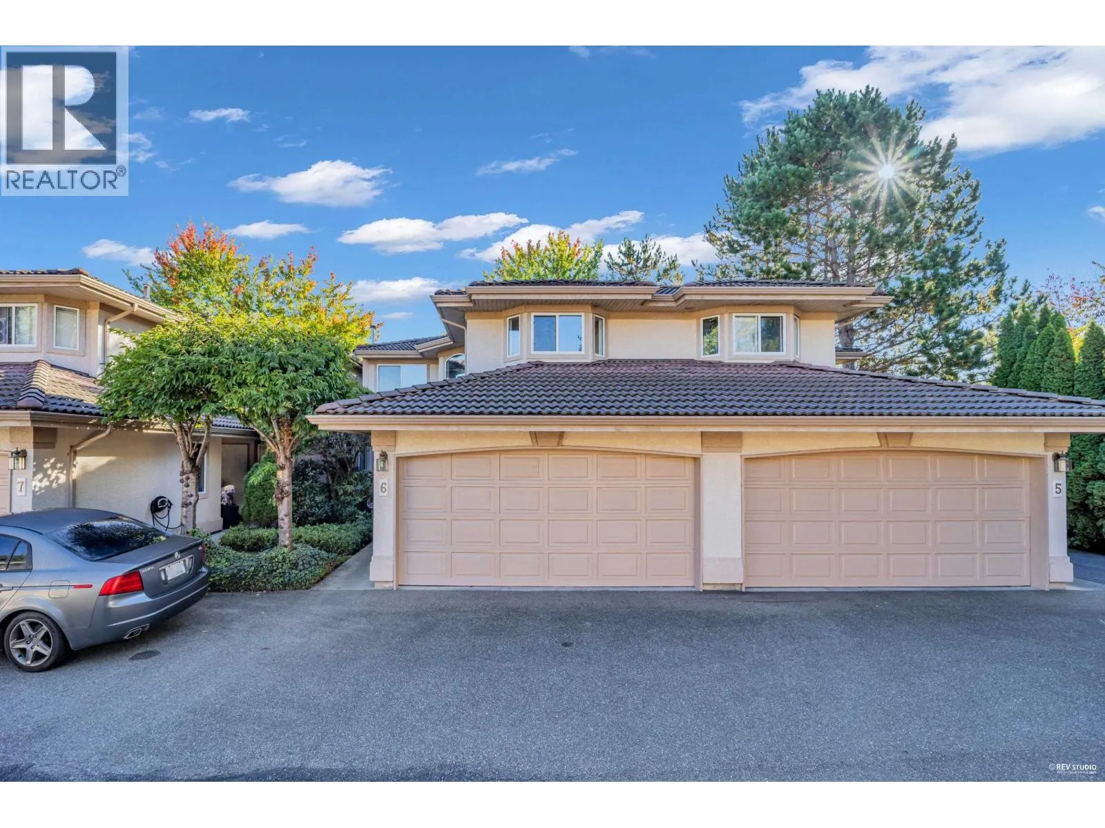 6 8151 GARDEN CITY ROAD
