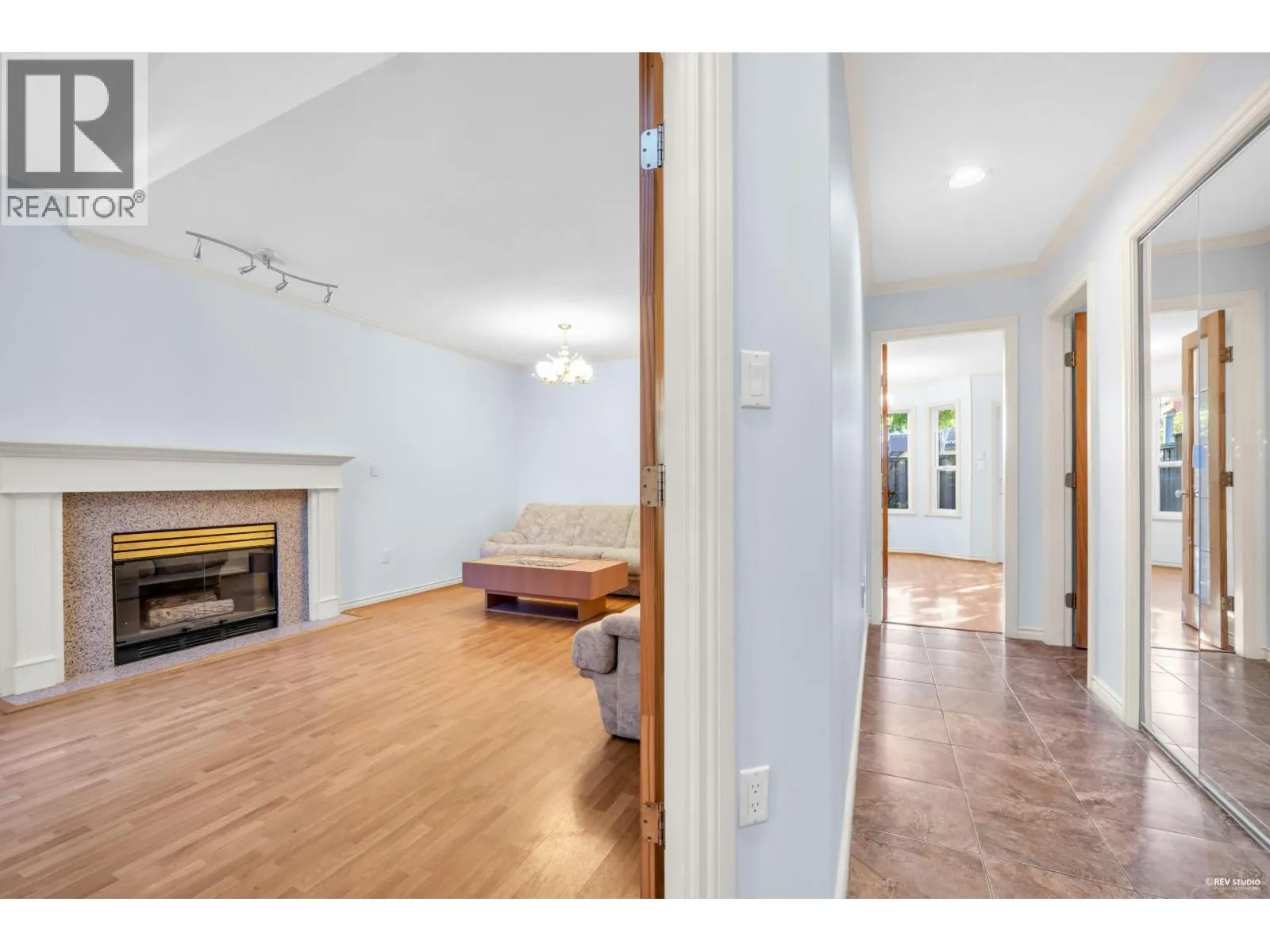 6 8151 GARDEN CITY ROAD