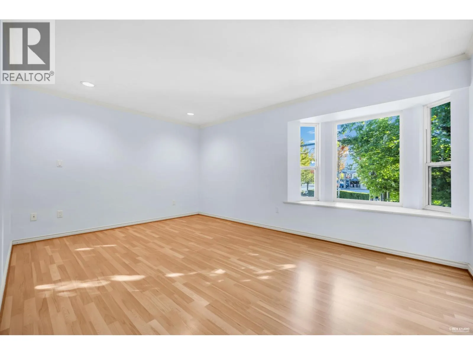 6 8151 GARDEN CITY ROAD