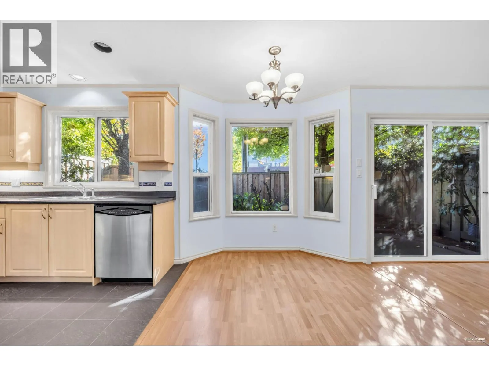 6 8151 GARDEN CITY ROAD
