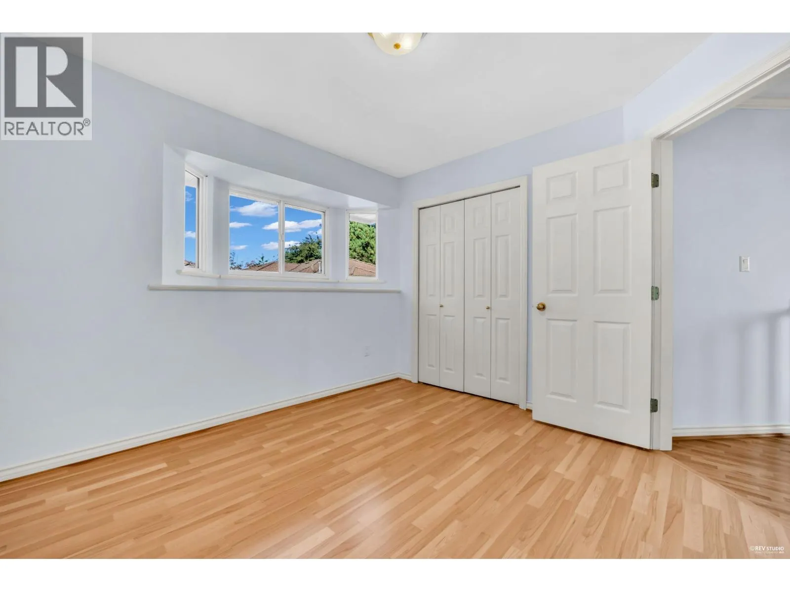 6 8151 GARDEN CITY ROAD
