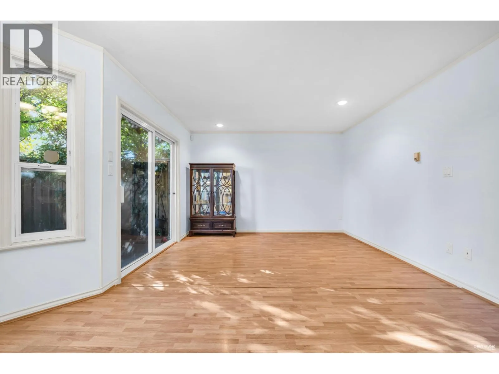 6 8151 GARDEN CITY ROAD