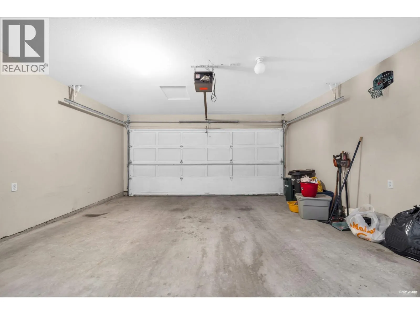 6 8151 GARDEN CITY ROAD