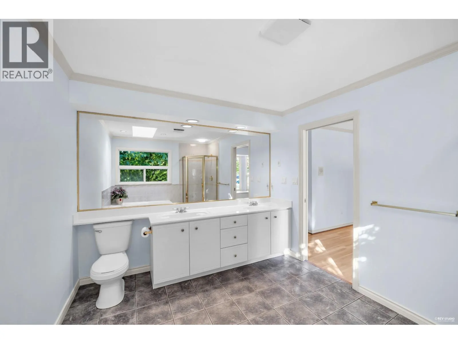 6 8151 GARDEN CITY ROAD