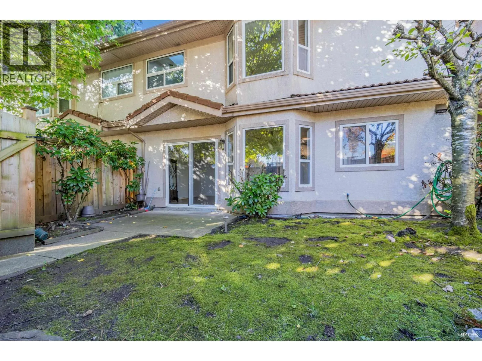 6 8151 GARDEN CITY ROAD