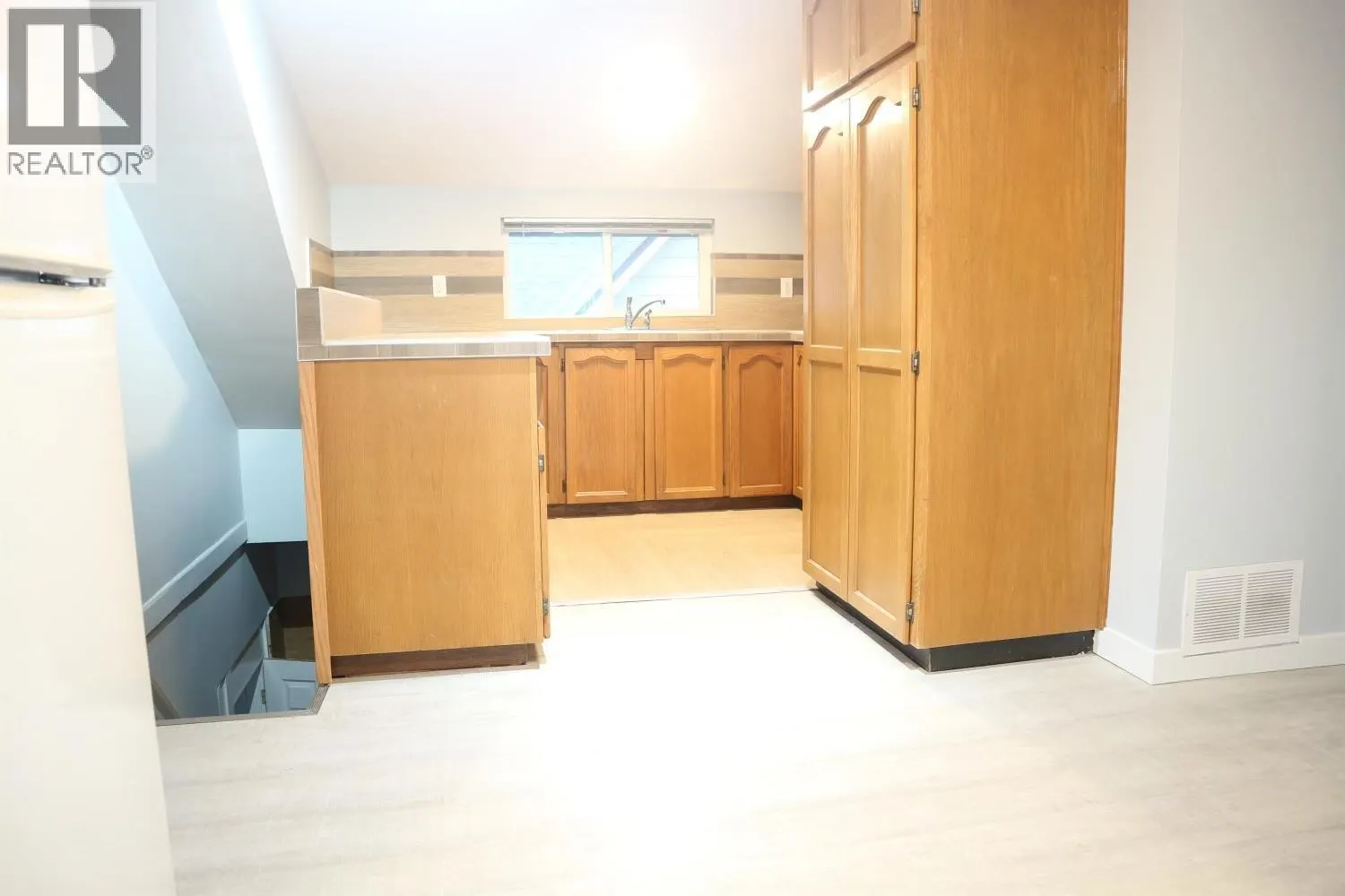 Top 796 E 12 STREET