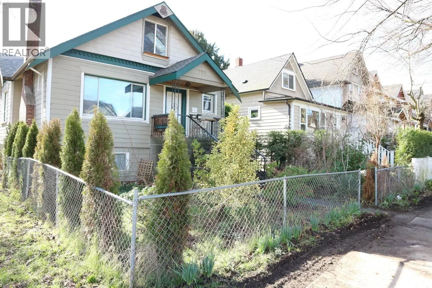 Top 796 E 12 STREET