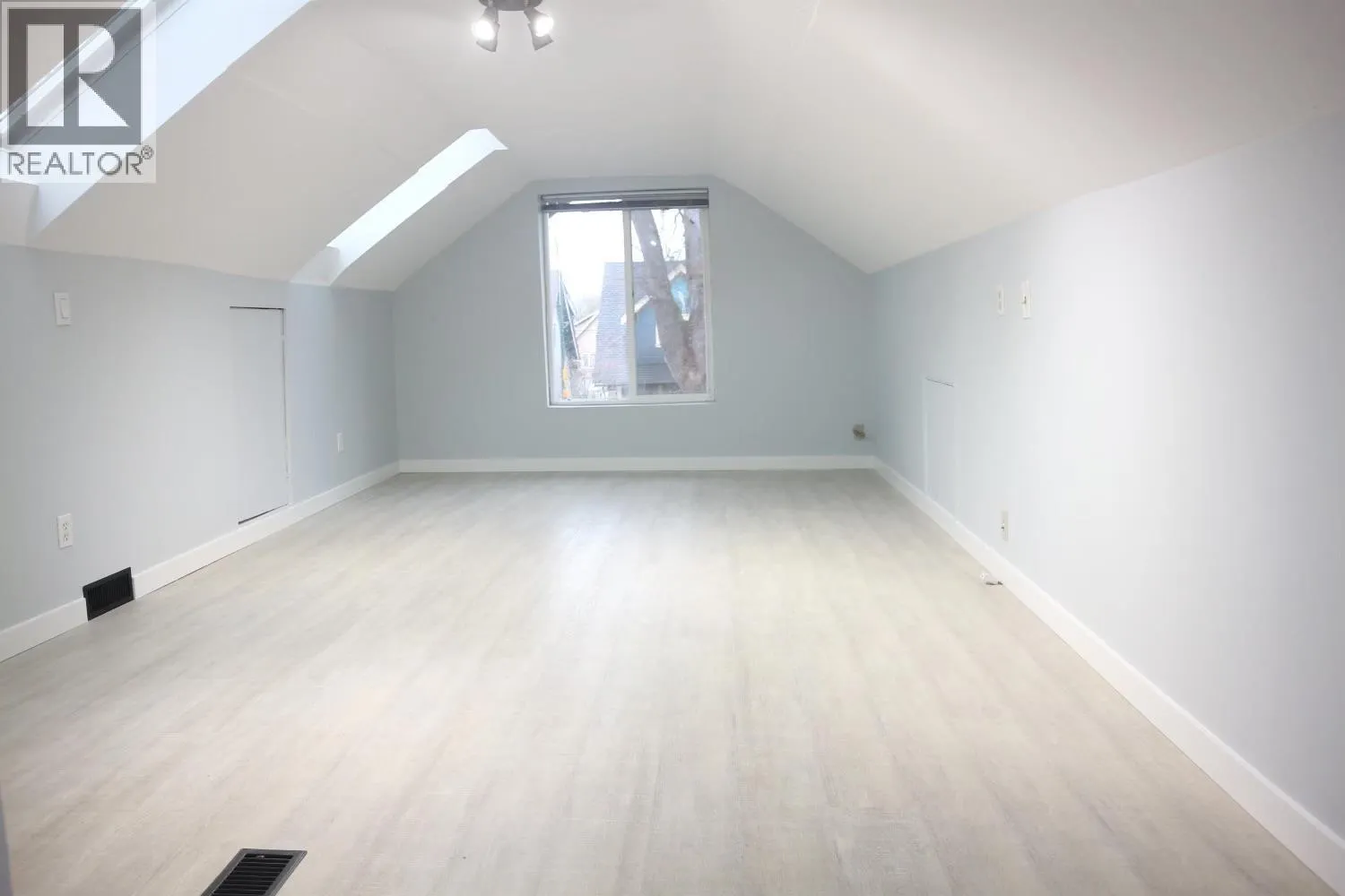 Top 796 E 12 STREET