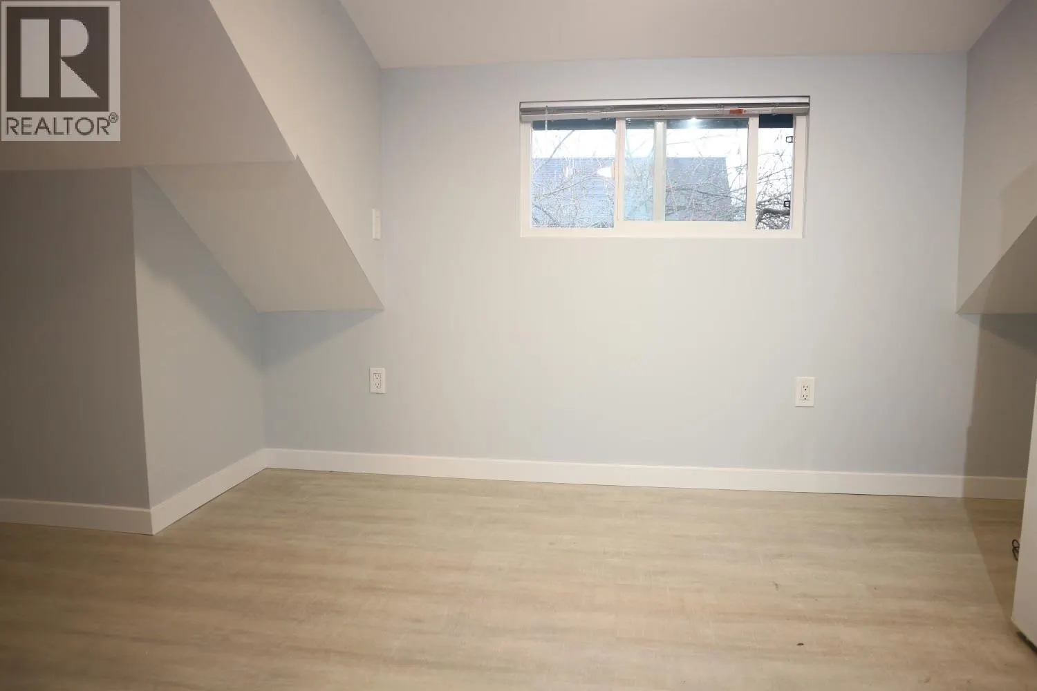 Top 796 E 12 STREET