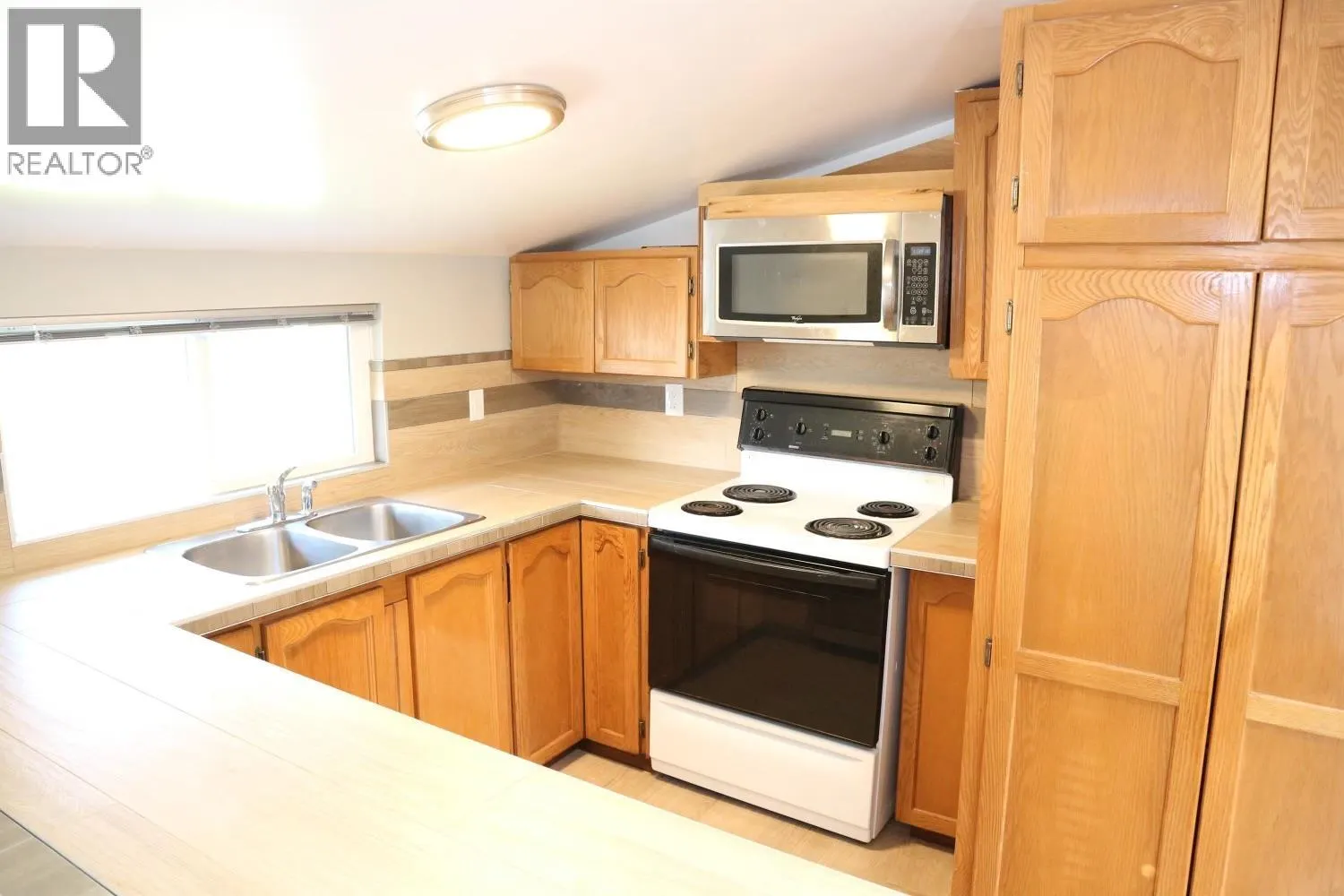 Top 796 E 12 STREET