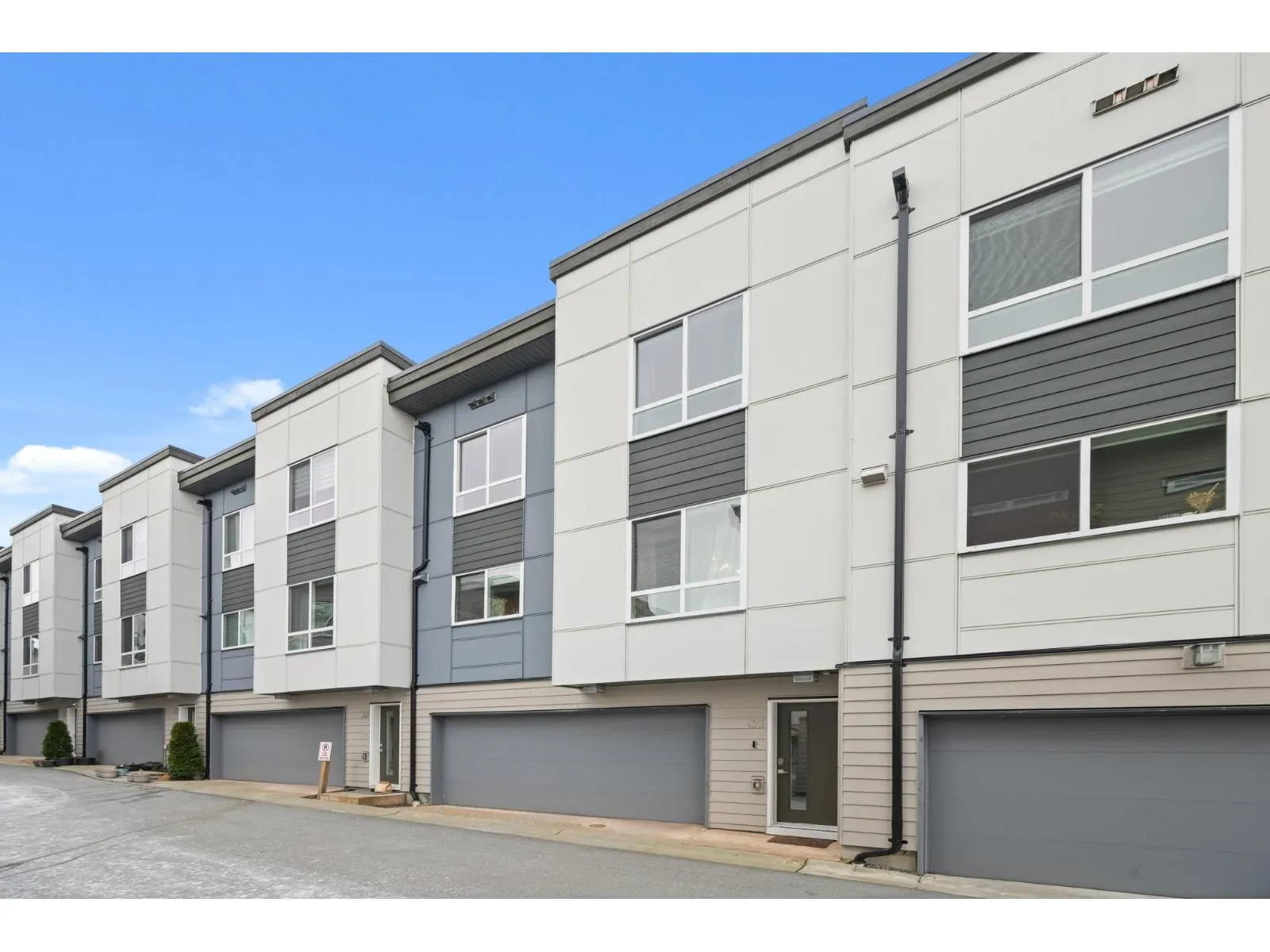 31 1670 160 STREET