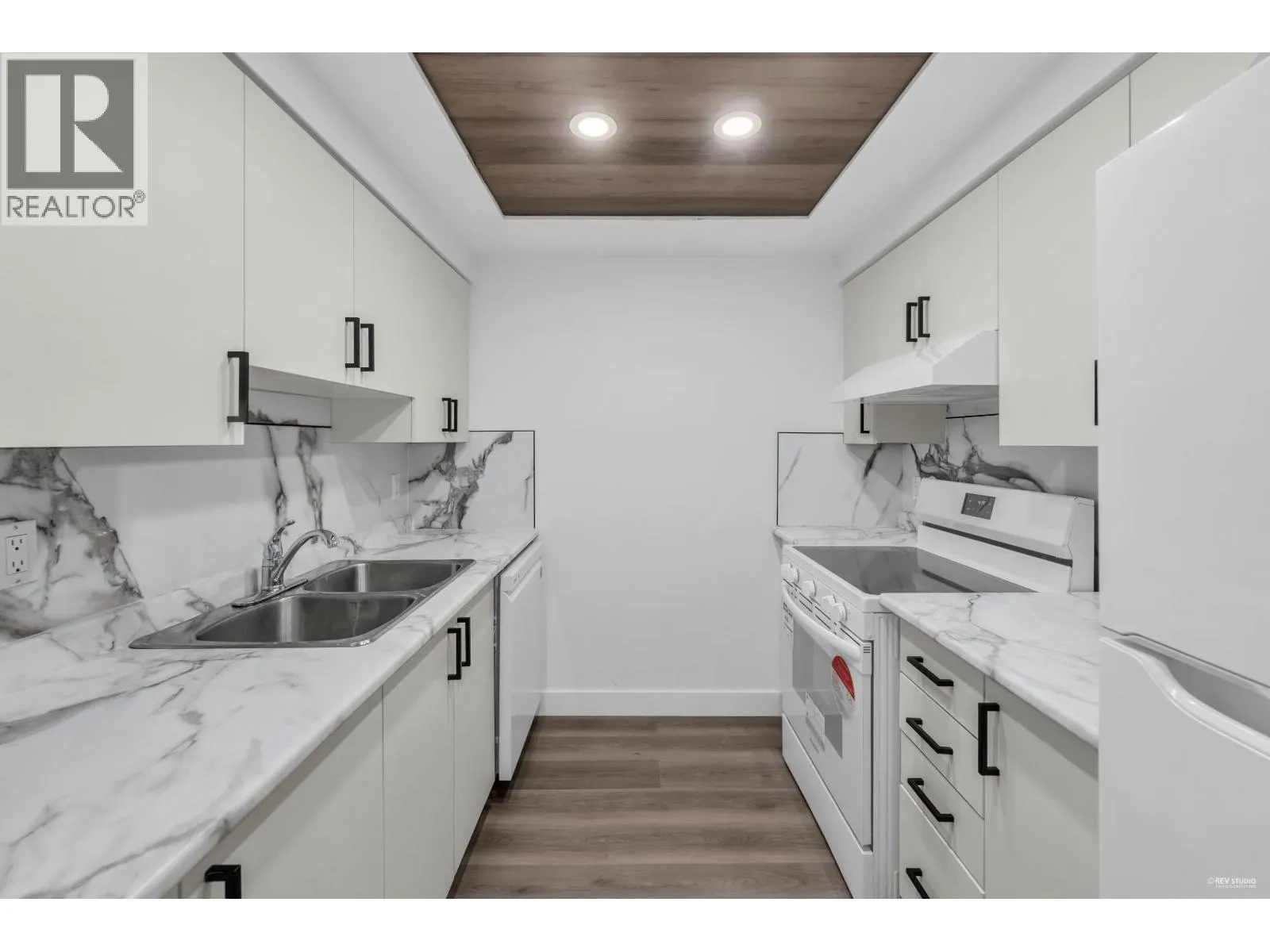 1202 8111 ANDERSON ROAD