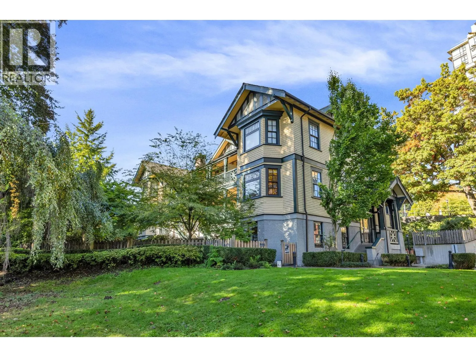3 12 E ROYAL AVENUE