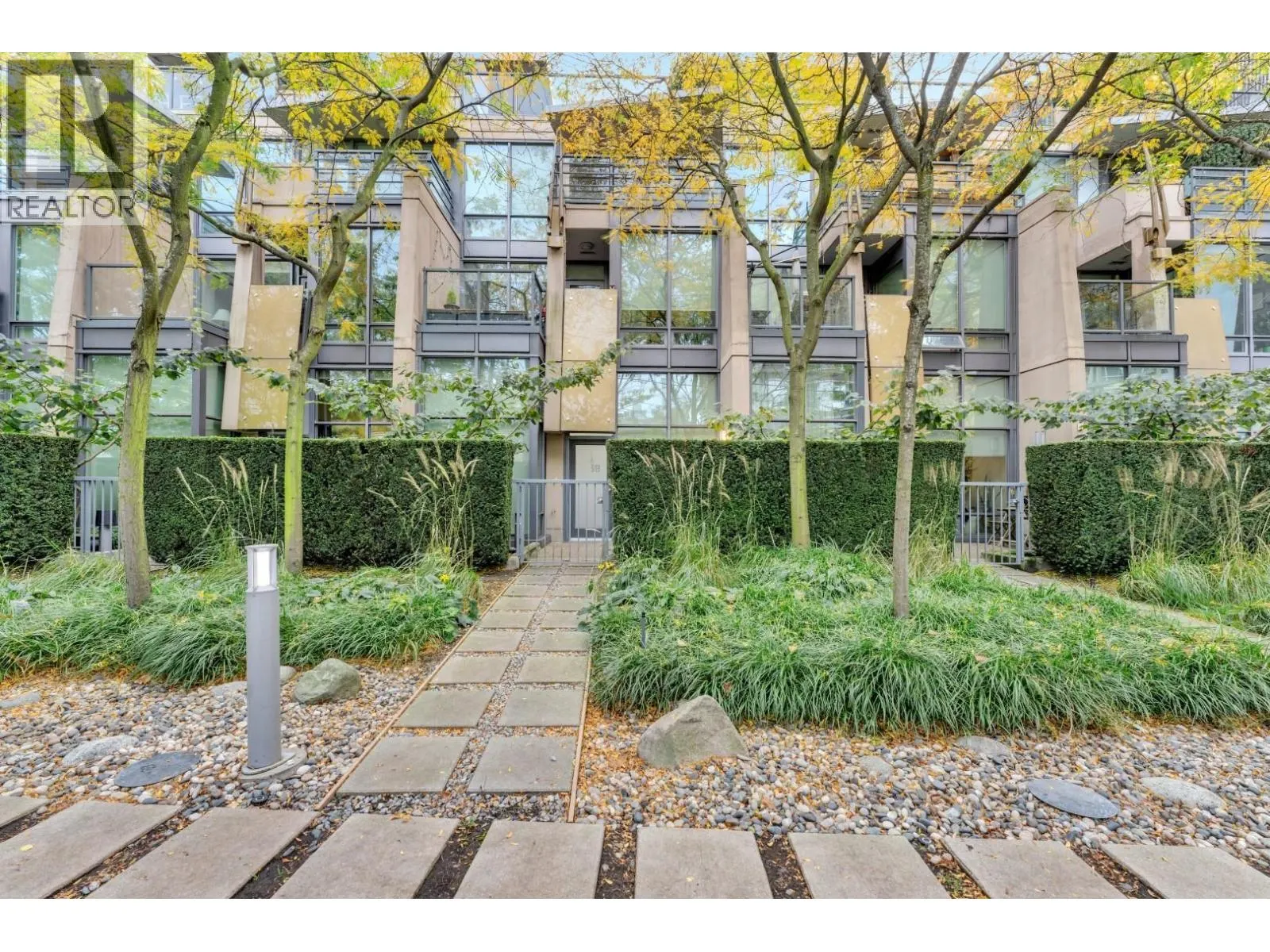 268 W 1ST AVENUE