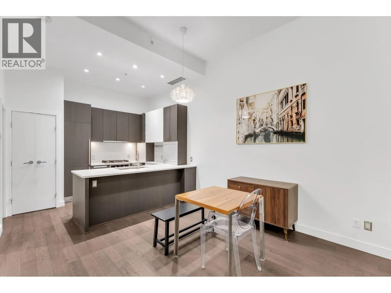 268 W 1ST AVENUE