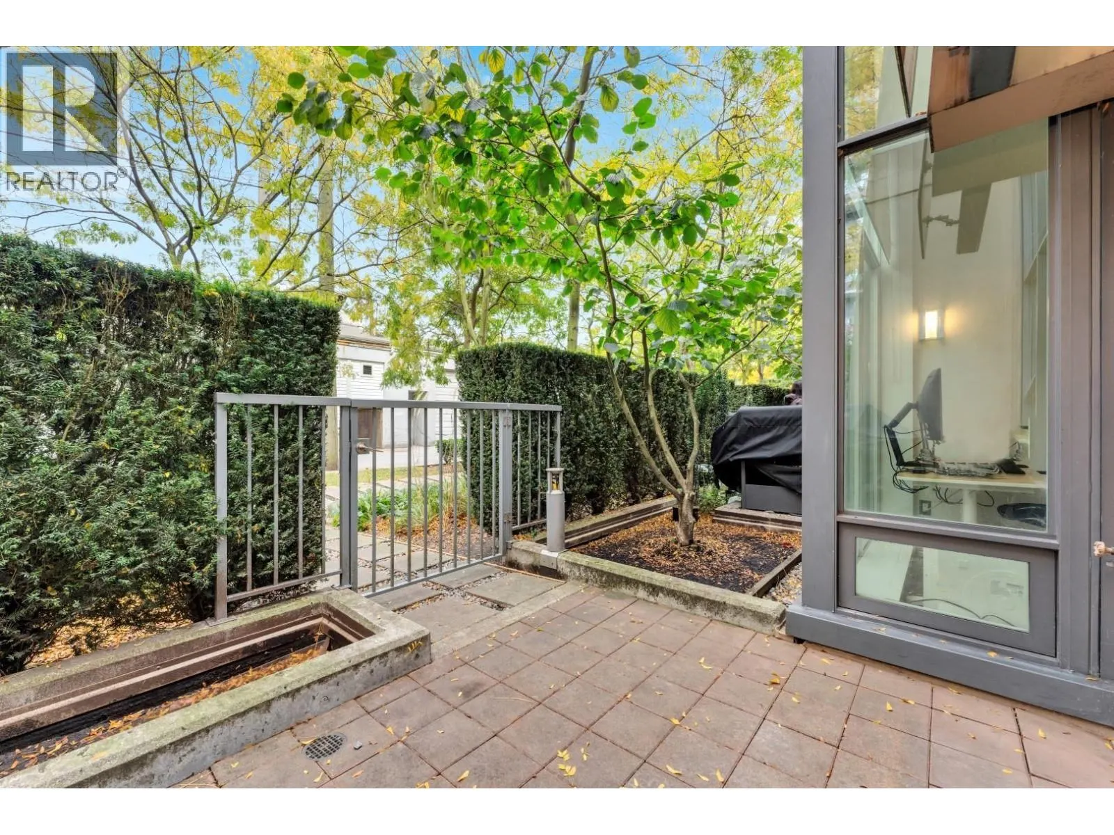 268 W 1ST AVENUE