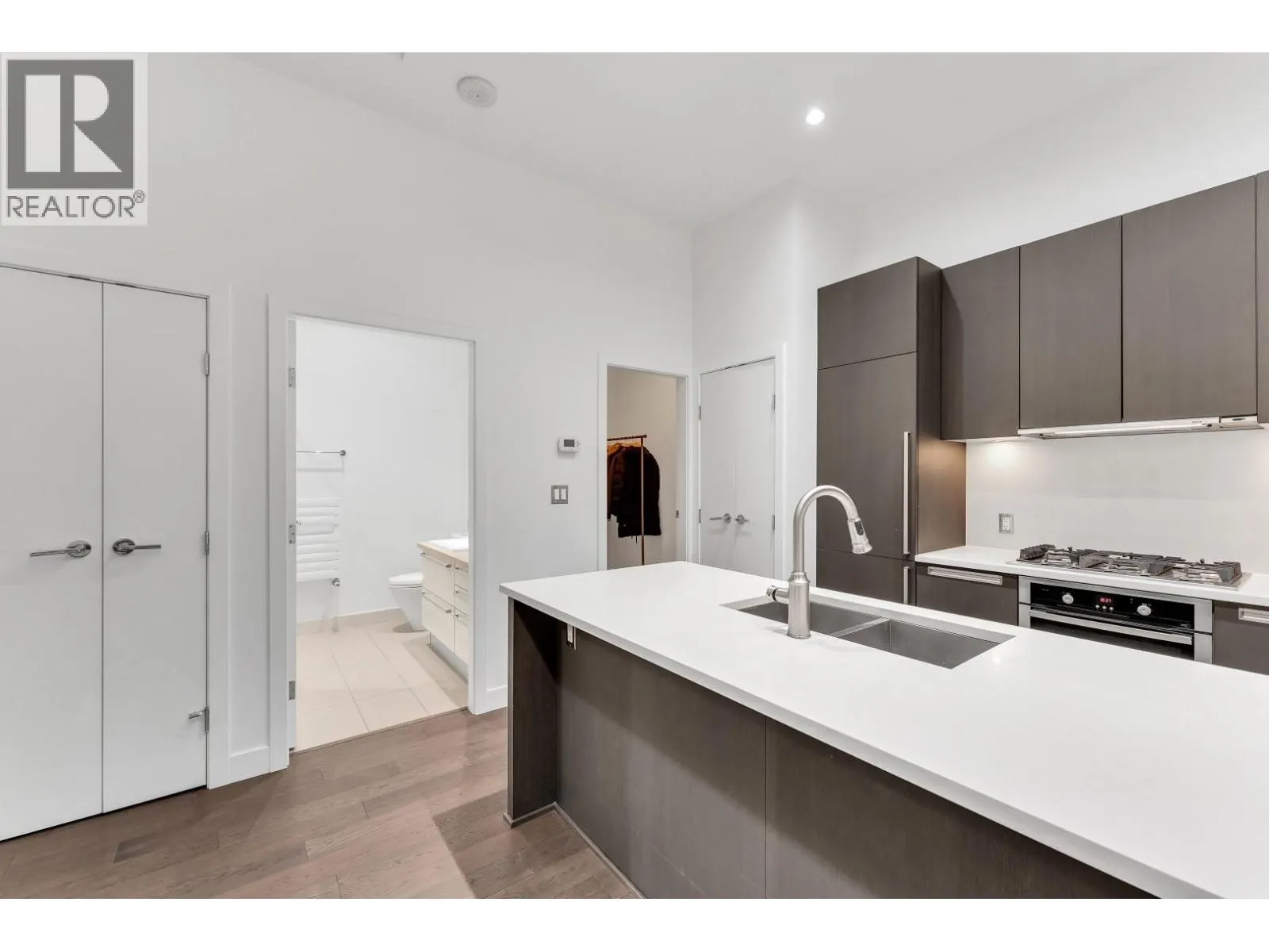 268 W 1ST AVENUE