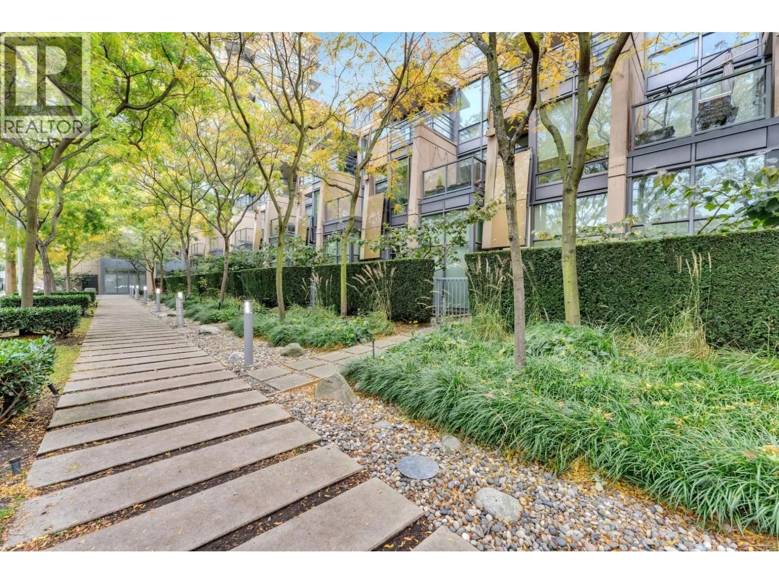 268 W 1ST AVENUE