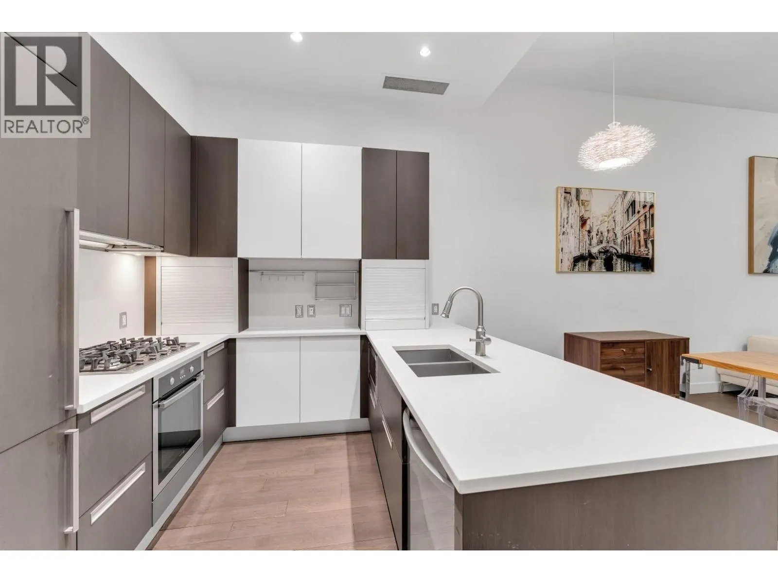 268 W 1ST AVENUE