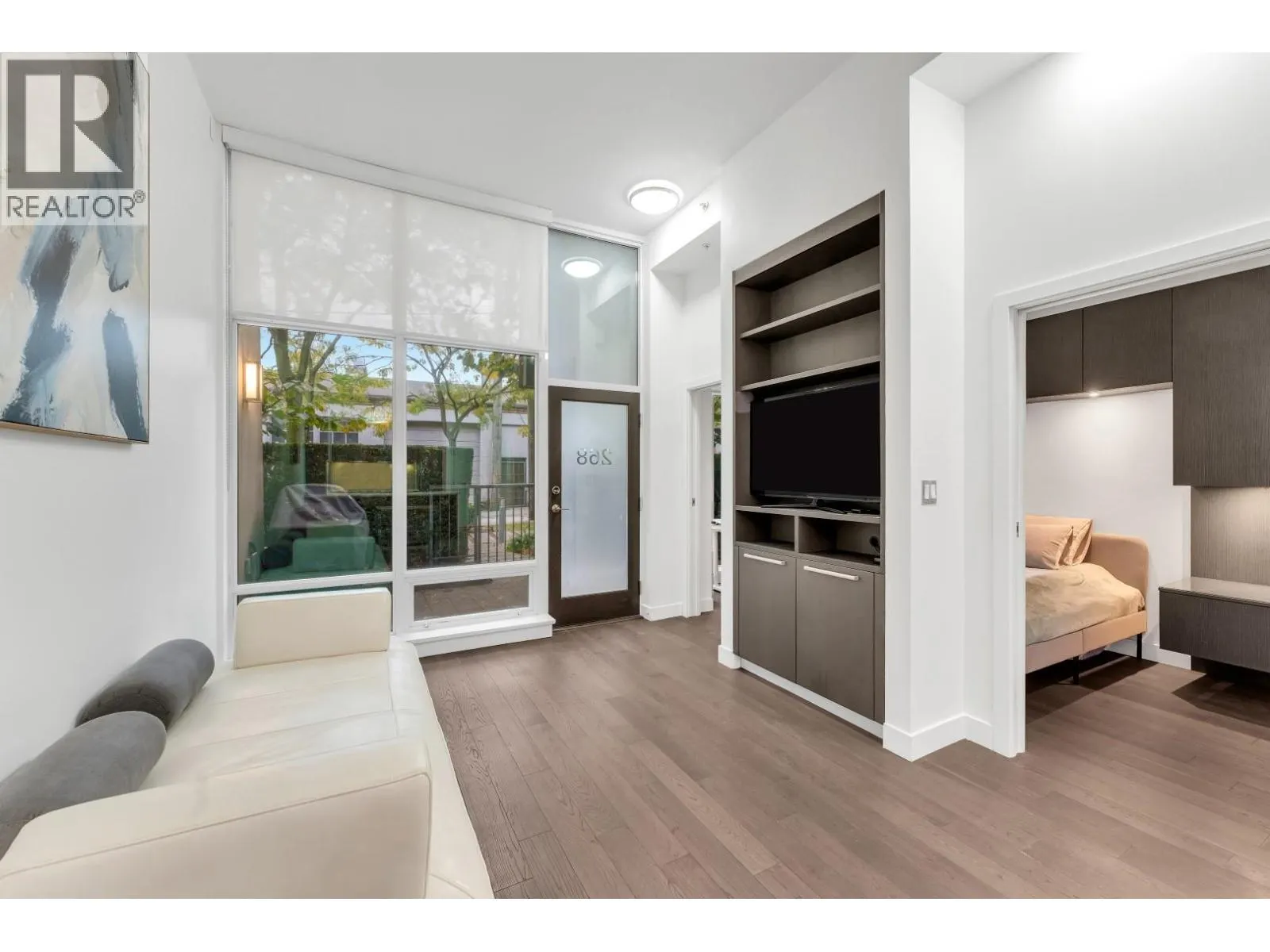268 W 1ST AVENUE