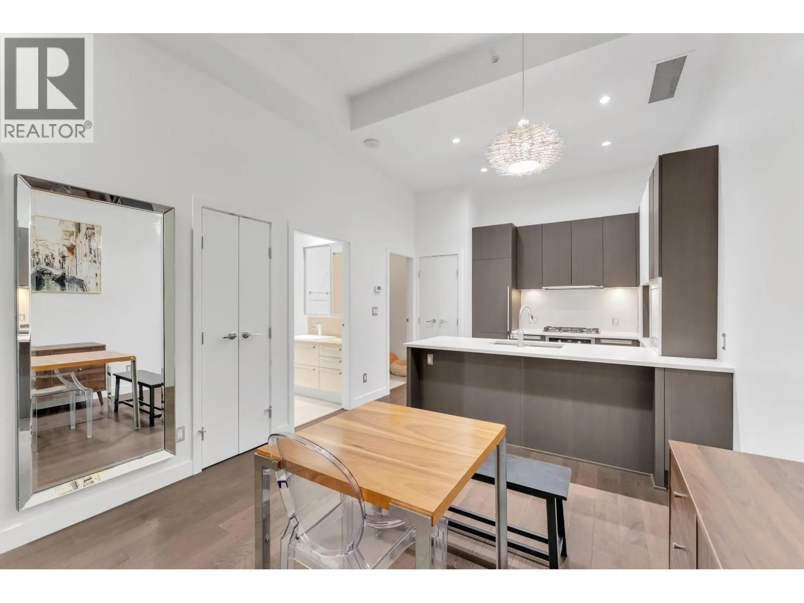 268 W 1ST AVENUE