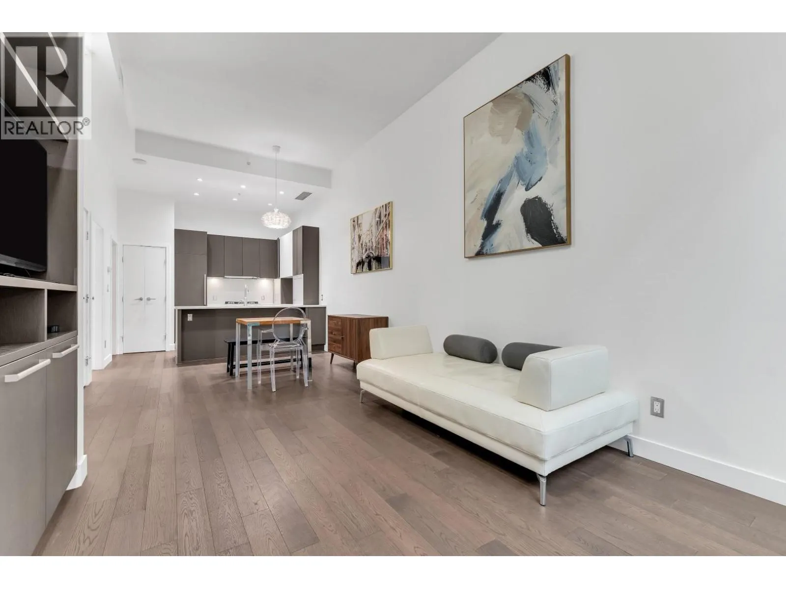 268 W 1ST AVENUE