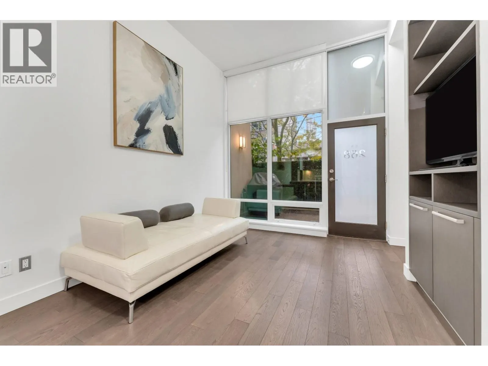 268 W 1ST AVENUE