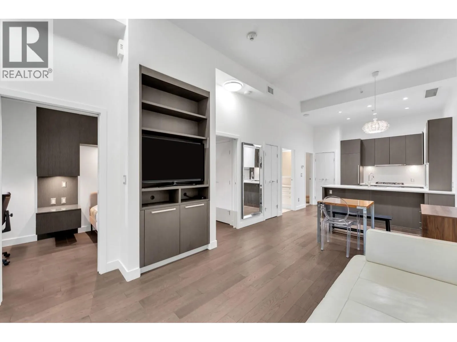 268 W 1ST AVENUE