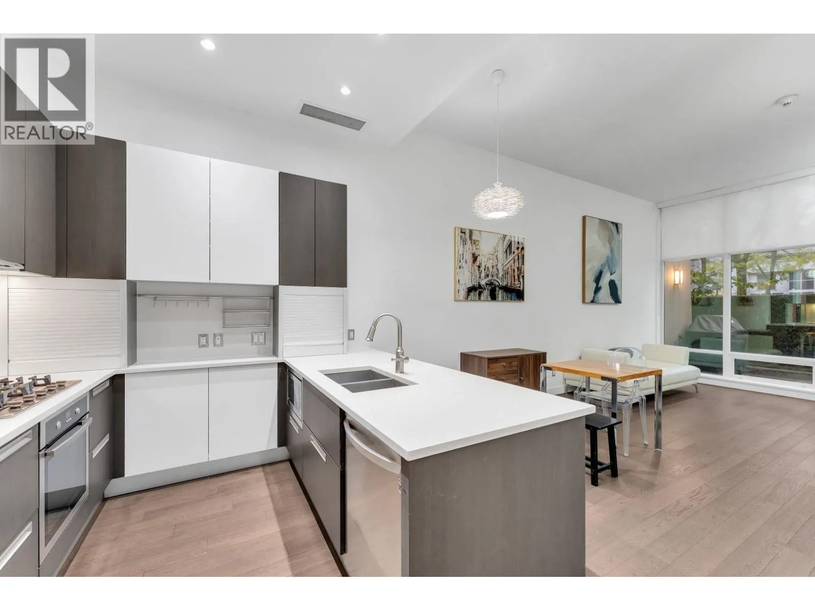 268 W 1ST AVENUE