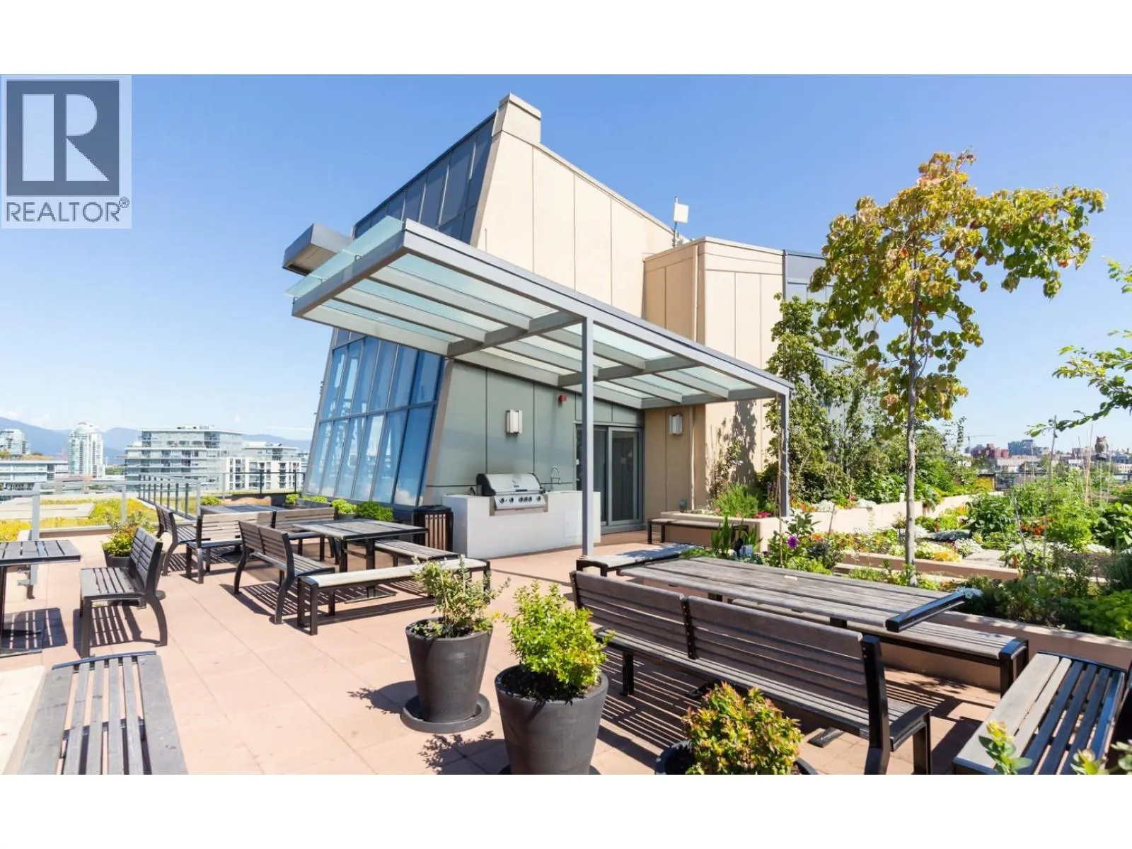 268 W 1ST AVENUE