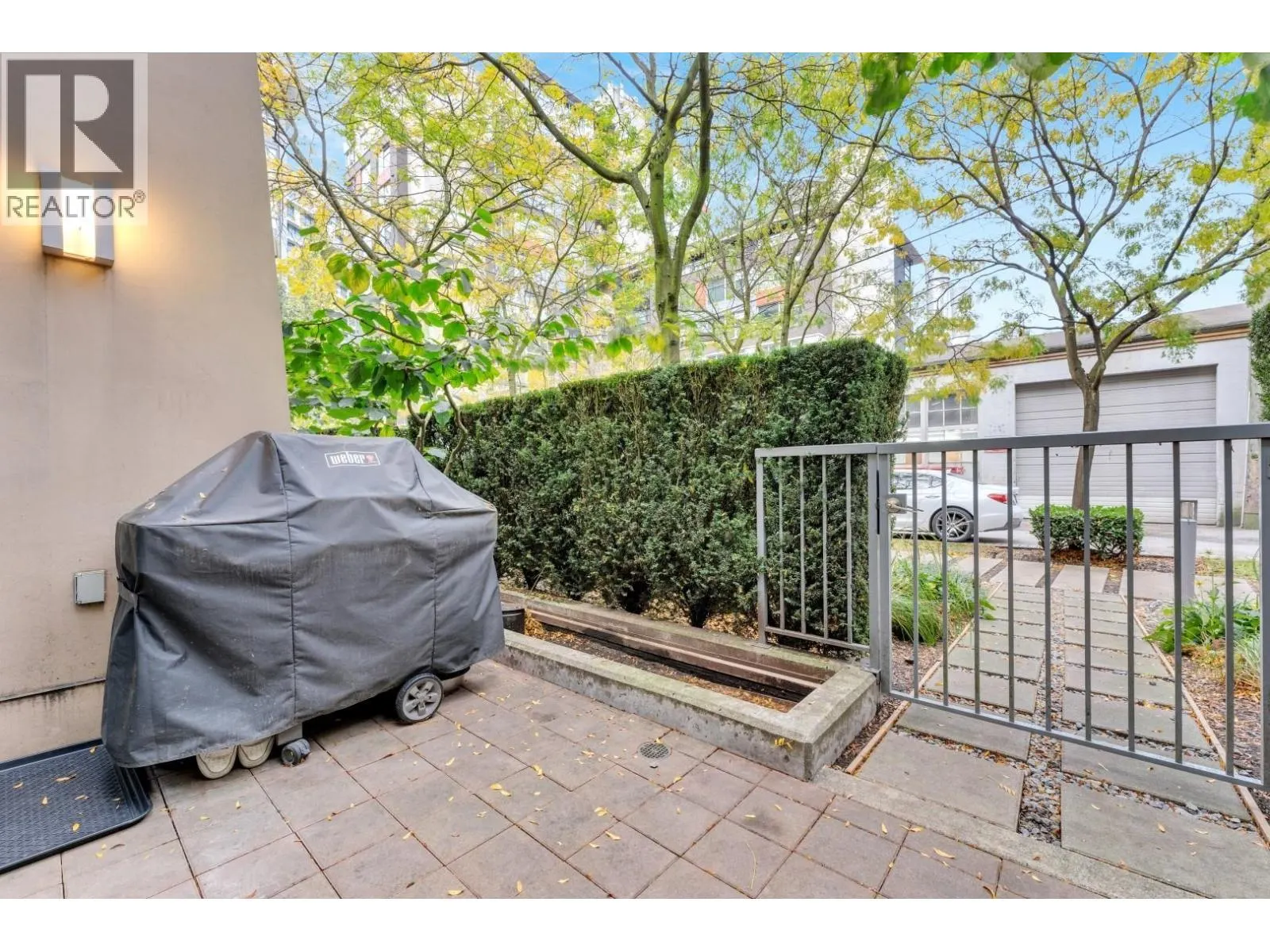 268 W 1ST AVENUE