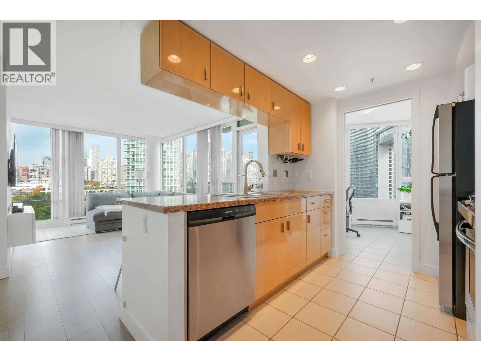 1101 1033 MARINASIDE CRESCENT