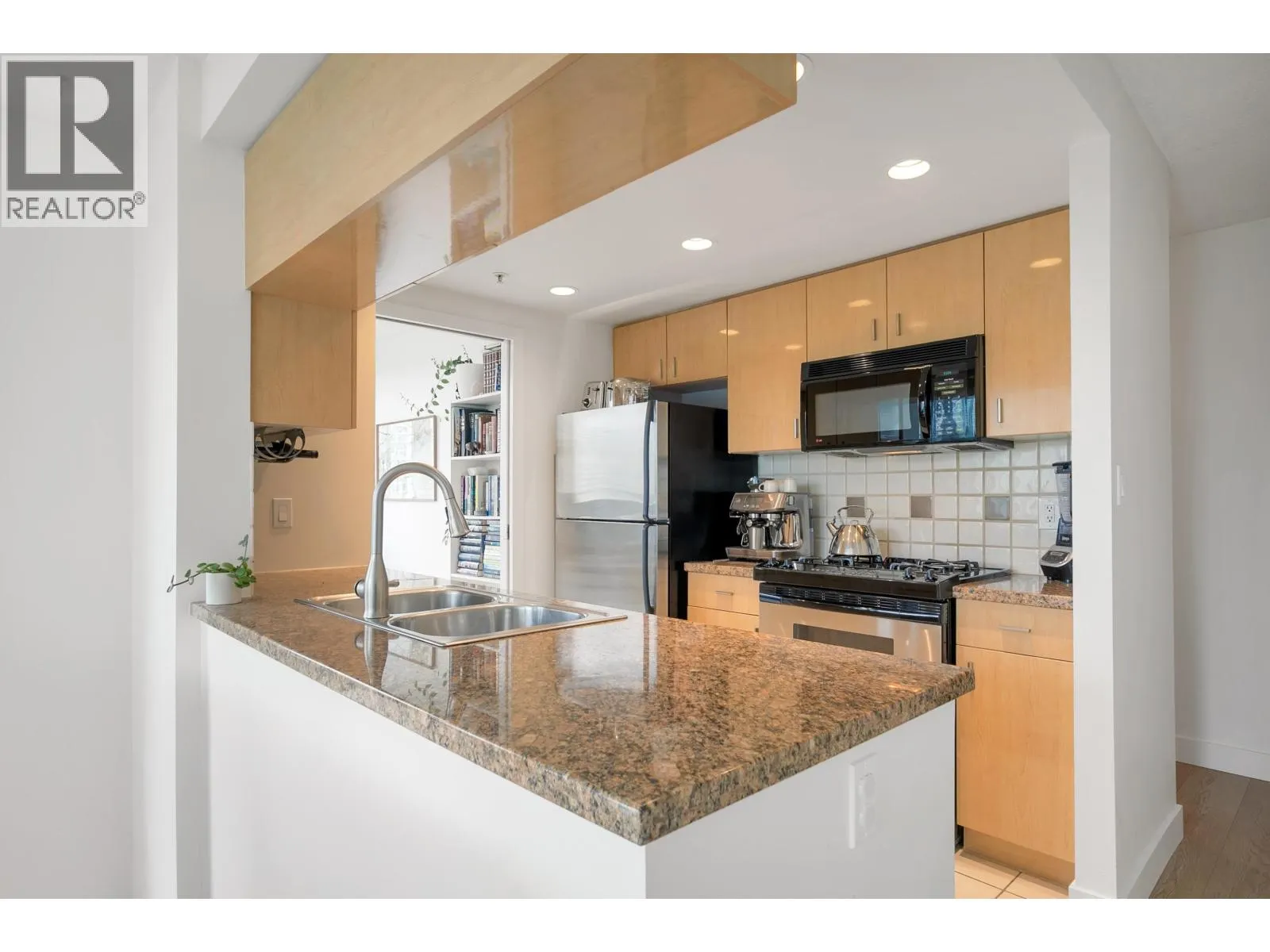 1101 1033 MARINASIDE CRESCENT