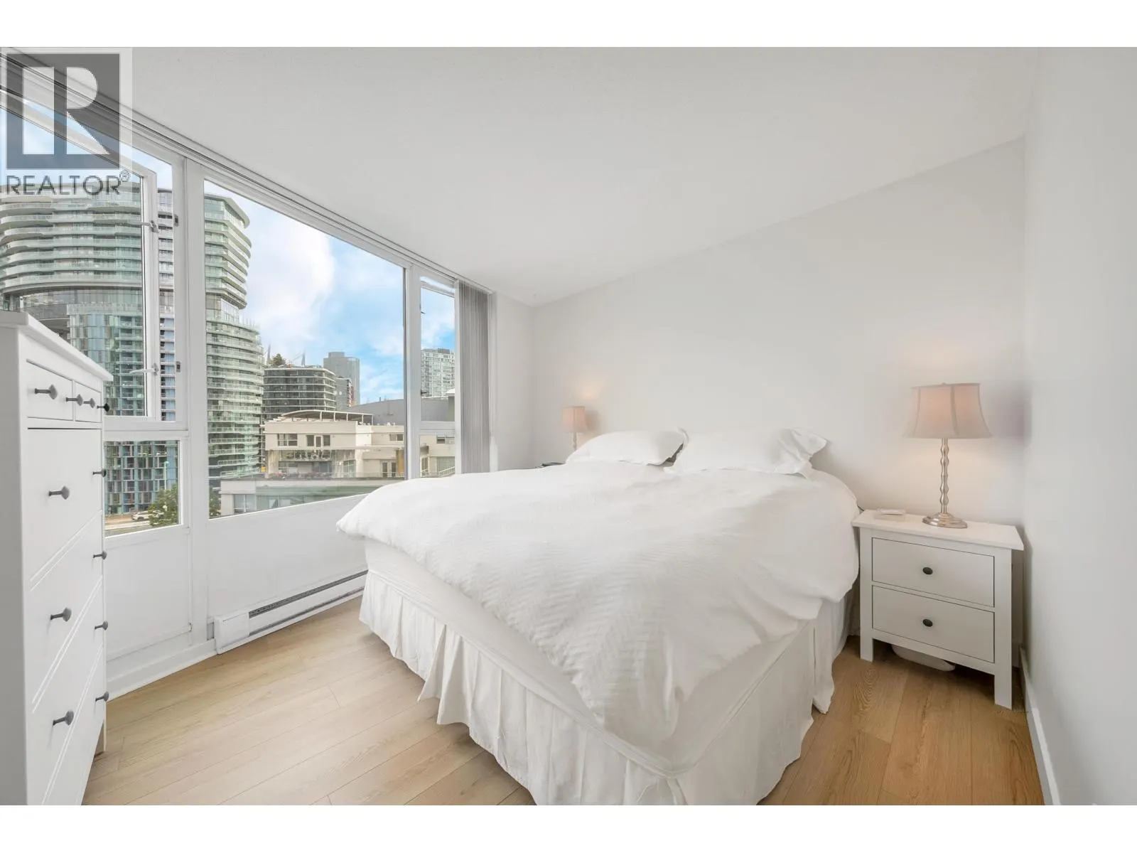 1101 1033 MARINASIDE CRESCENT