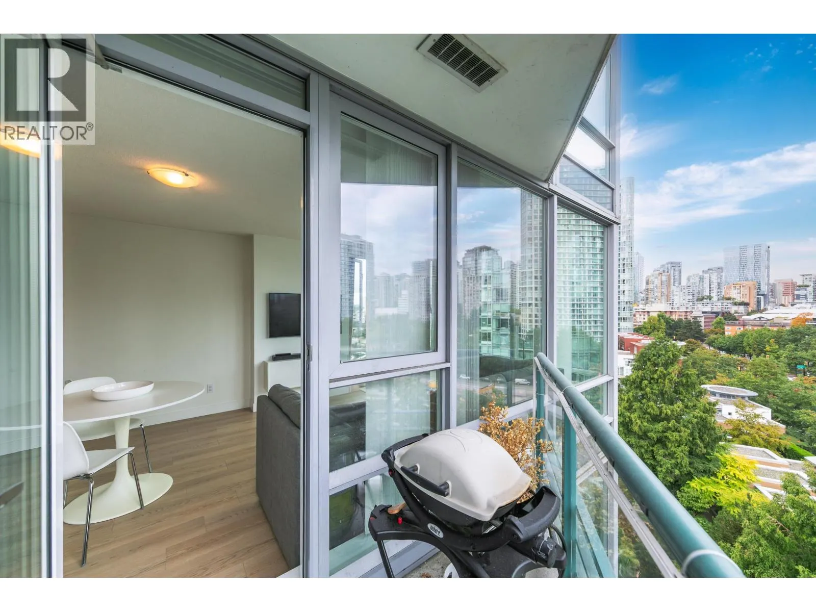 1101 1033 MARINASIDE CRESCENT
