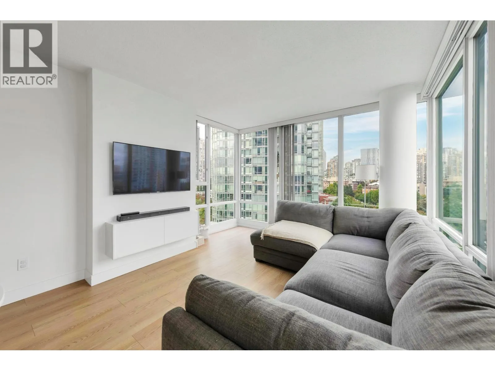 1101 1033 MARINASIDE CRESCENT