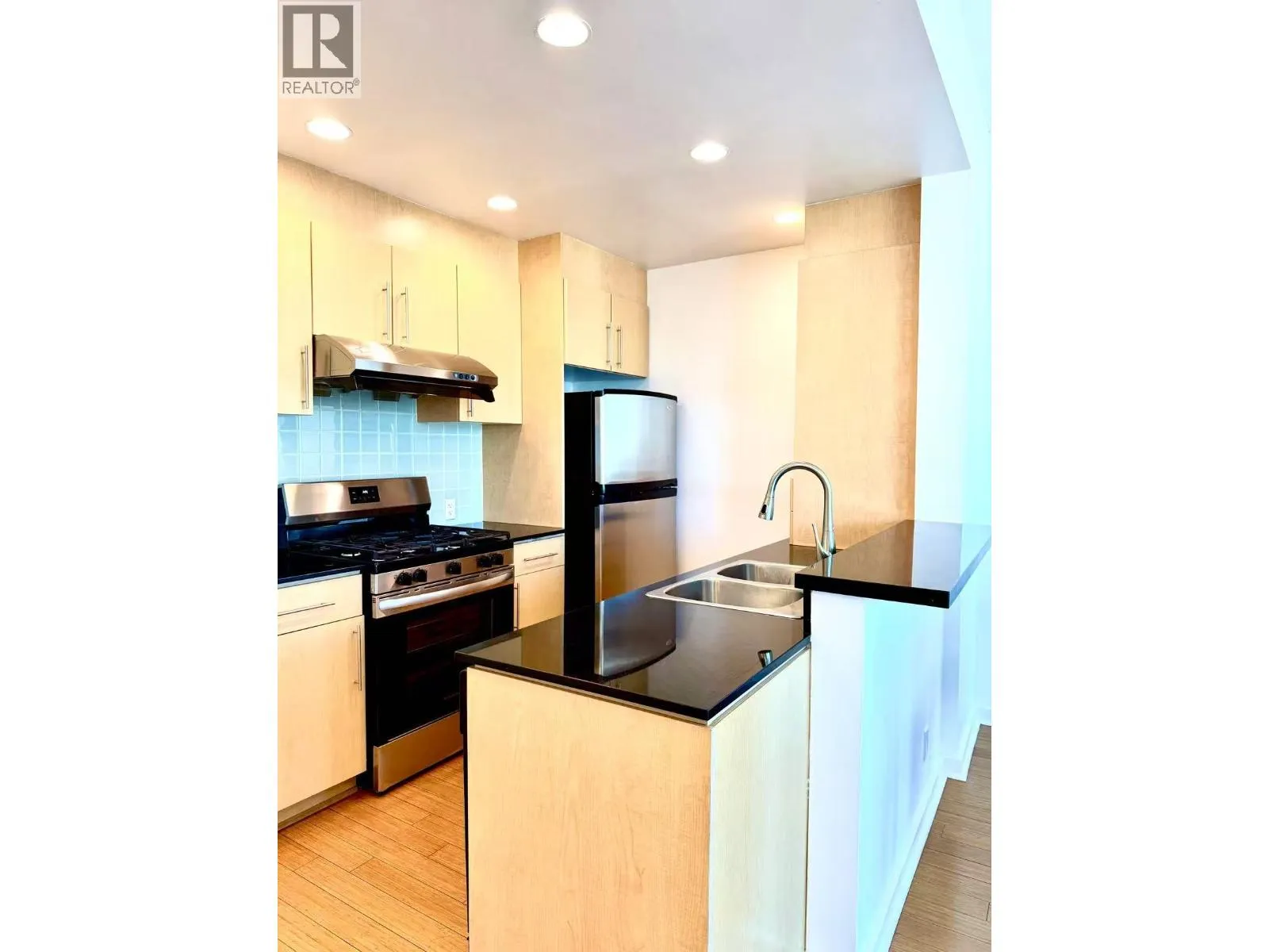3207 583 BEACH CRESCENT