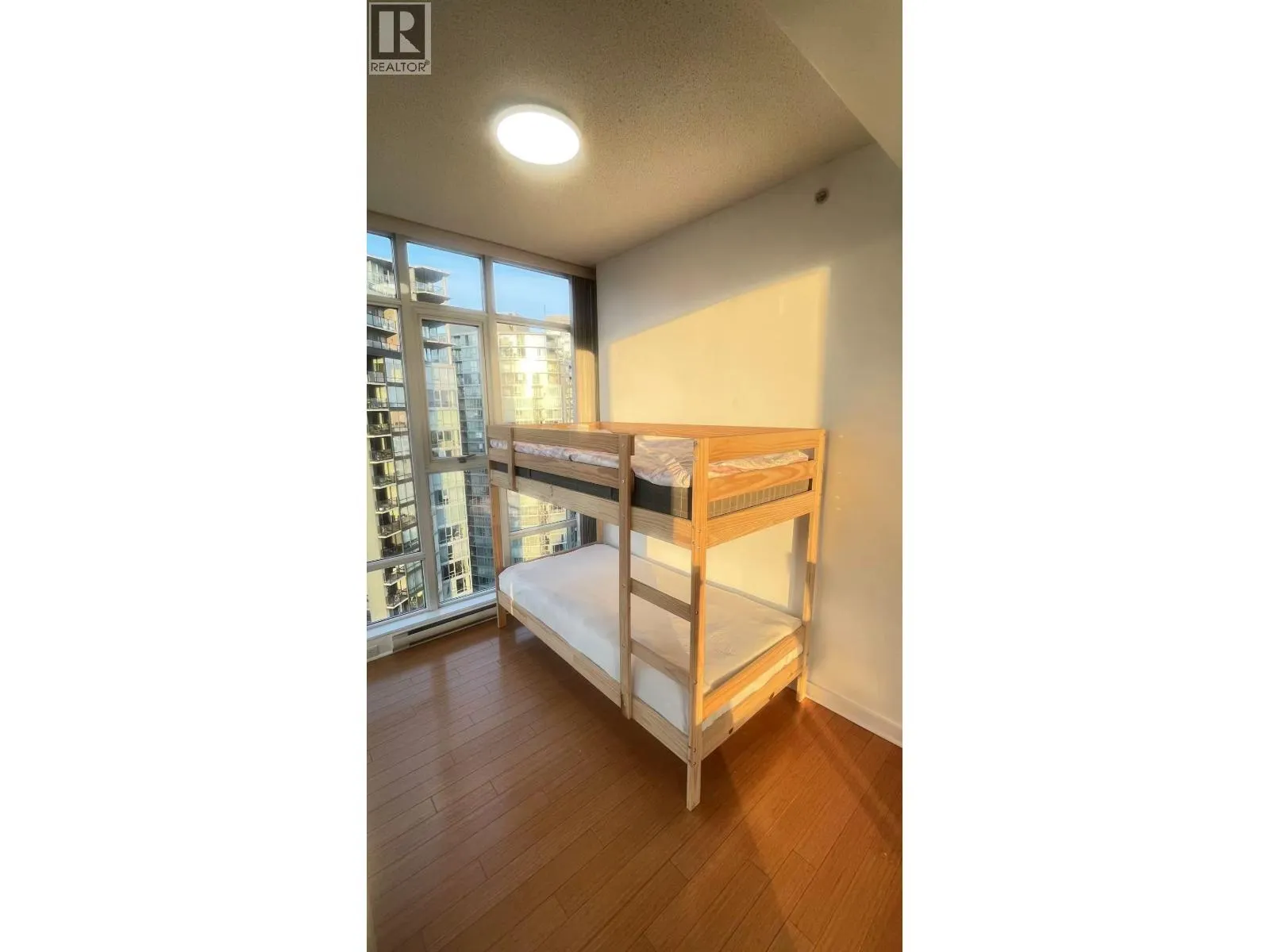 3207 583 BEACH CRESCENT