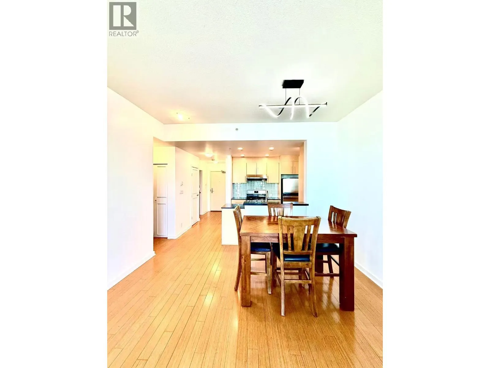 3207 583 BEACH CRESCENT