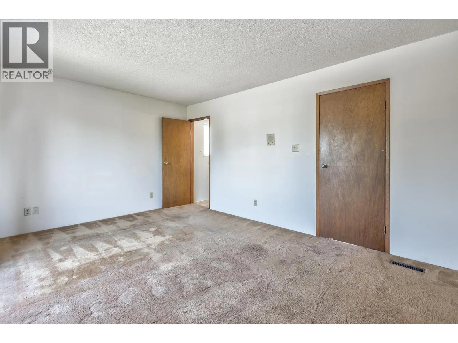 5202 HOLLYWOOD DRIVE